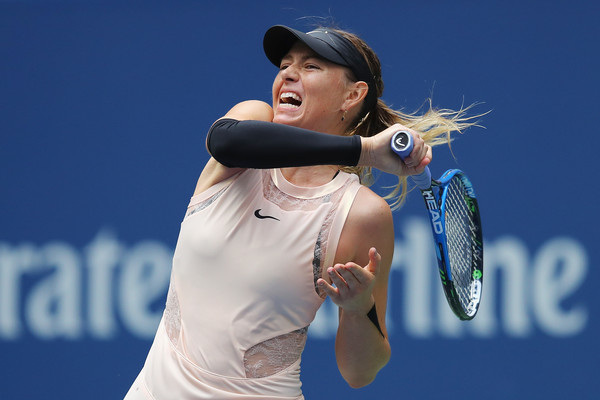 Sharapova hits a forehand at Flushing Meadows | Photo: Richard Heathcote/Getty Images North America