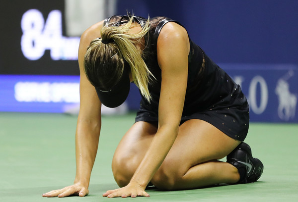 Maria Sharapova falls to her knees in celebration after defeating Simona Halep in the first round of the 2017 U.S. Open. | Photo: Elsa/Getty Images
