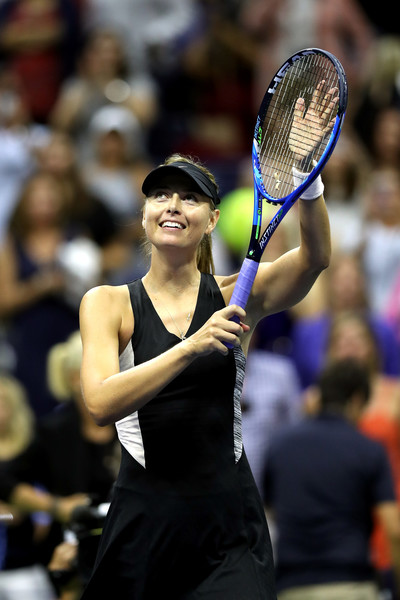 Sharapova applauds the supportive crowd after the win | Photo: Matthew Stockman/Getty Images North America