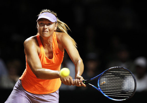 Maria Sharapova makes backhand return in Stuttgart | Photo: Adam Pretty/Bongarts