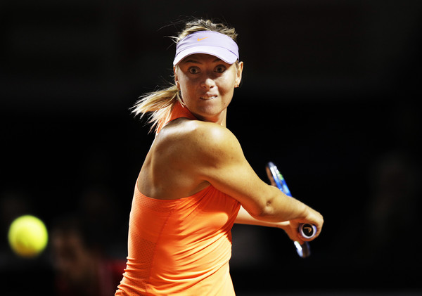 Maria Sharapova hits a backhand in Stuttgart | Photo: Adam Pretty/Bongarts