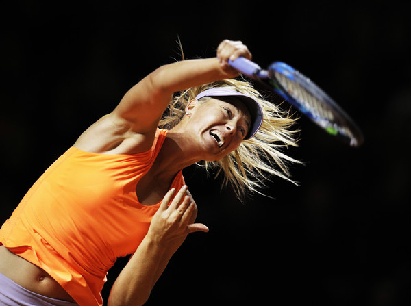 Maria Sharapova serves in Stuttgart | Photo: Adam Pretty/Bongarts