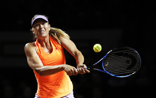 Maria Sharapova hits a backhand | Photo: Adam Pretty/Bongarts