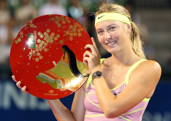Maria Sharapova with her trophy in Tokyo | Photo: Junko Kimura/Getty Images AsiaPac