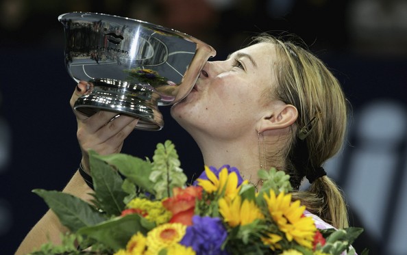 Maria Sharapova with her trophy in Zurich | Photo: Christopher Lee/Getty Images Sport