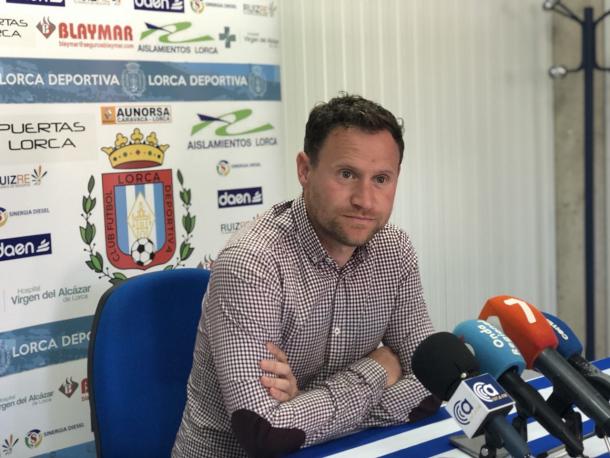 Mario Simón en una rueda de prensa en las Oficinas del Lorca Deportiva. Foto: Lorca Deportiva