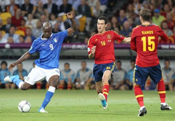 Balotelli tratando de crear un disparo en la final de la Eurocopa 2012. Fuente: Wikipedia