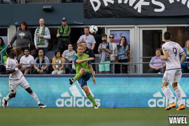 Chad Marshall clears the ball for the Seattle Sounders in their game against the Philadelphia Union | Source: Brandon Farris - VAVEL USA