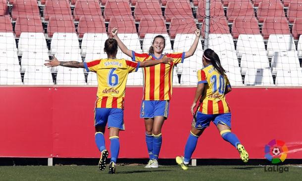 Marta Peiró celebrando su gol ante el Sevilla FC Femenino en la primera vuelta. Fuente: Valencia CF.
