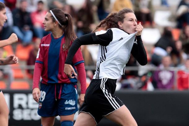 Marta Peiró celebrando su gol frente al Levante en la primera vuelta. Fuente: Valencia CF.