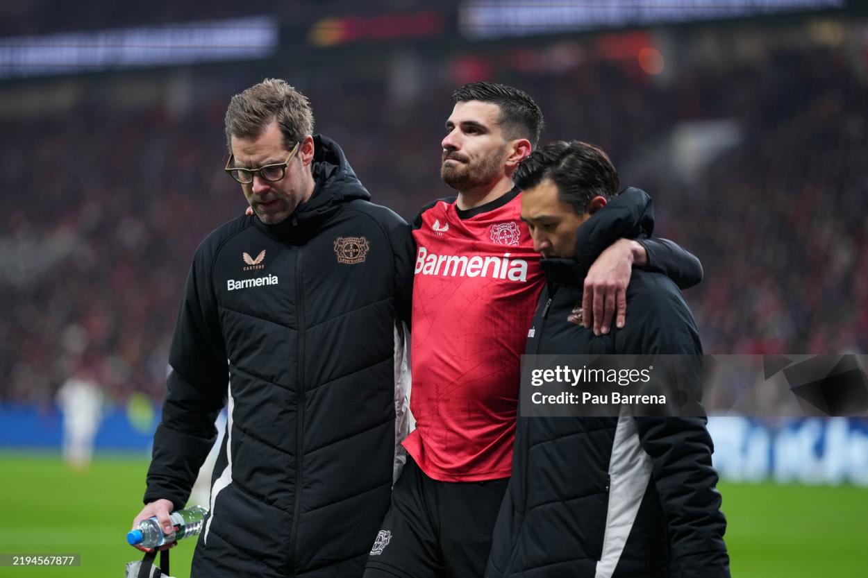 Martin Terrier est aidé hors du terrain après s'être blessé contre le Borussia Mönchengladbach. Photo de Pau Barrena/Getty Images