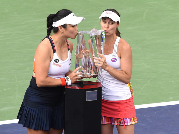 Chan Yung-jan and Martina Hingis pose along their Indian Wells trophy | Photo: Kevork Djansezian/Getty Images North America