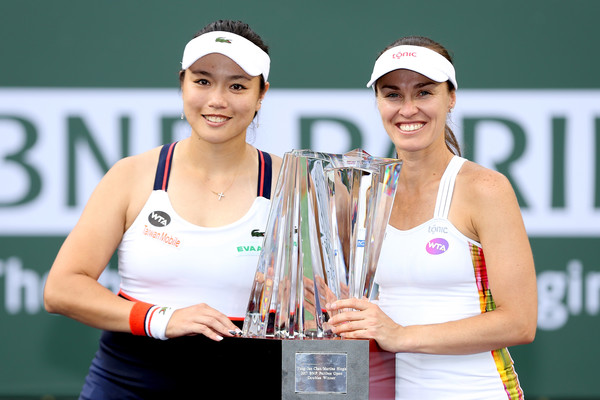 Martina Hingis and Chan Yung-jan with their title in Indian Wells | Photo: Matthew Stockman/Getty Images North America