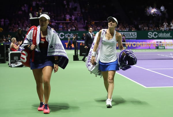 Chan and Hingis walk off the court in Singapore, the last match of Hingis' career | Photo: Julian Finney/Getty Images AsiaPac