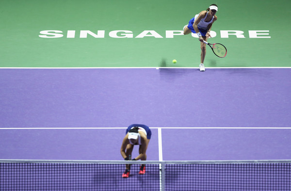 Hingis serves at the WTA Finals | Photo: Matthew Stockman/Getty Images AsiaPac