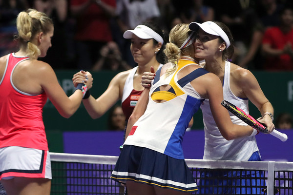 The players meet at the net for a nice embrace | Photo: Matthew Stockman/Getty Images AsiaPac
