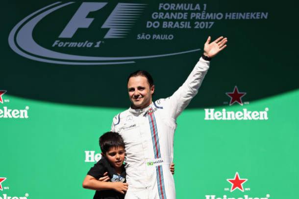 Massa subiu ao pódio com o filho para agradecer aos fãs (Foto: Mark Thompson/Getty Images)