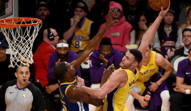 Larry Nance Jr haciendo un gran mate ante la oposición de Durant | Foto: NBA