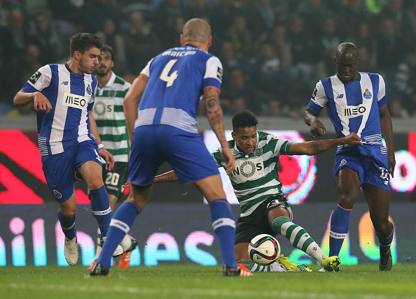Matheus Pereira disputando un balón ante tres rivales | Foto: Gualter Fatia - Getty Images