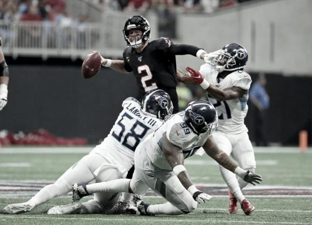 Matt Ryan intenta el pase con tres defensivos encima. El quarterback no tuvo una buena tarde (Imagen: Falcons.com)
