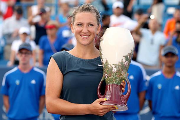 Victoria Azarenka with the title in Cincinatti after beating Serena Williams in the final in 2013 (Getty/Matthew Stockman)