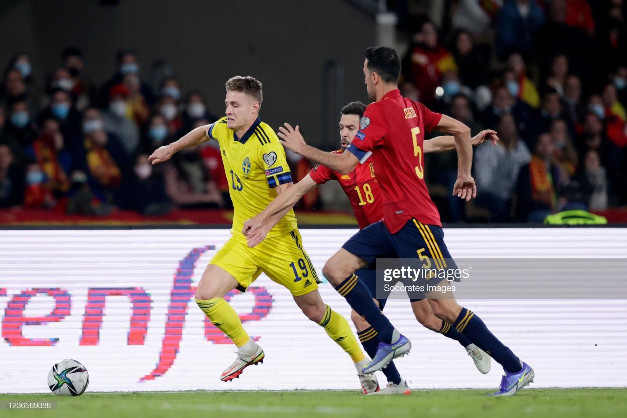 SEVILLE, SPAIN - NOVEMBER 14: Mattias Svanberg of Sweden, Jordi Alba of Spain, Sergio Busquets of Spain during the World Cup Qualifier match between Spain v Sweden at the Estadio La Cartuja on November 14, 2021 in Seville Spain (Photo by David S. Bustamante/Soccrates/Getty Images)