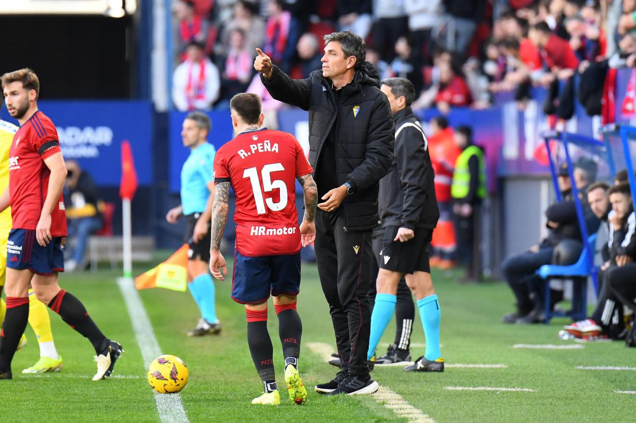 Mauricio Pellegrino dando instrucciones en el partido conta el Osasuna/Fuente Cádiz CF