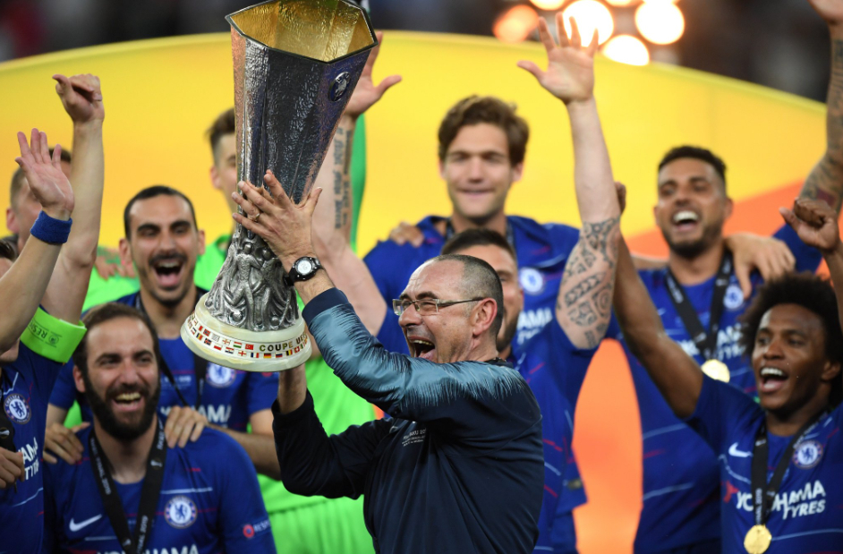 <strong><a data-cke-saved-href='https://www.vavel.com/es/futbol-internacional/2024/03/20/italia/1176743-la-historia-de-sarri-el-nuevo-lider-de-la-lazio.html' href='https://www.vavel.com/es/futbol-internacional/2024/03/20/italia/1176743-la-historia-de-sarri-el-nuevo-lider-de-la-lazio.html'>Maurizio Sarri</a></strong> levanta la <strong><a data-cke-saved-href='https://www.vavel.com/es/futbol-internacional/2025/05/19/premier-league/1223535-un-partido-para-la-historia-lo-que-significaria-el-exito-en-la-europa-league-para-manchester-united-y-tottenham.html' href='https://www.vavel.com/es/futbol-internacional/2025/05/19/premier-league/1223535-un-partido-para-la-historia-lo-que-significaria-el-exito-en-la-europa-league-para-manchester-united-y-tottenham.html'>Europa League</a></strong> / Foto: Chelsea