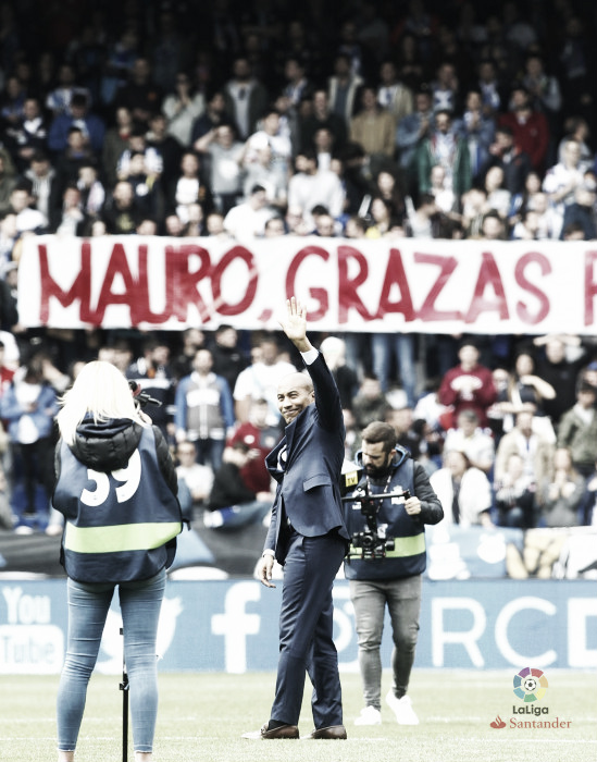 Mauro ante su pancarta: "Mauro, grazas por facernos eternos" 