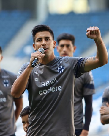 Maxi Meza mandando un mensaje a la afición Rayada en el estadio Foto: Twitter @Rayados
