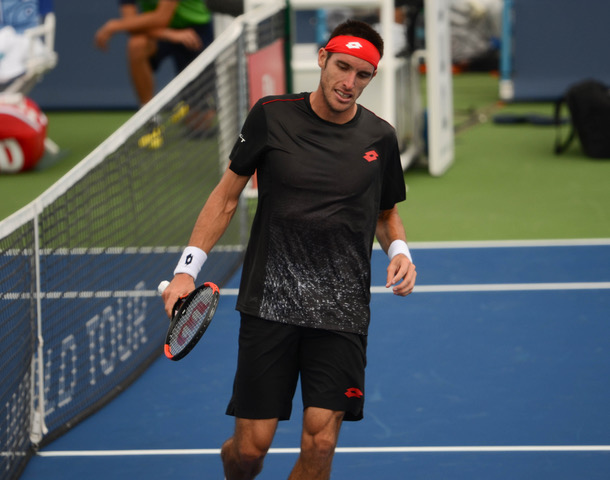 Leonardo Mayer reacts after losing a point to Federer. Photo: Noel Alberto/VAVEL USA