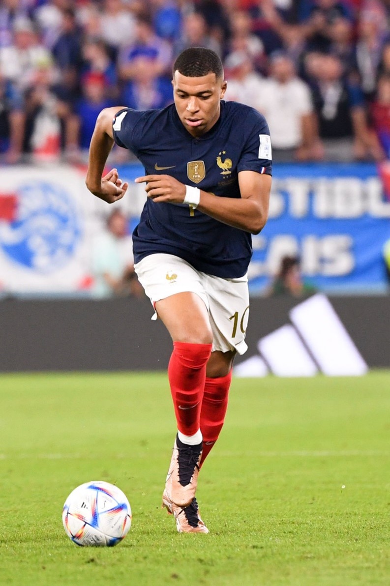 Kylian Mbappé volvió a aparecer con su país y metió los dos goles del equipo de “Les Blues” para remontar el partido. Foto: Twitter @Equipedefrance