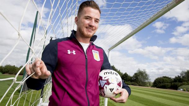 McCormack posa orgulloso con sus nuevos colores. Foto: Aston Villa