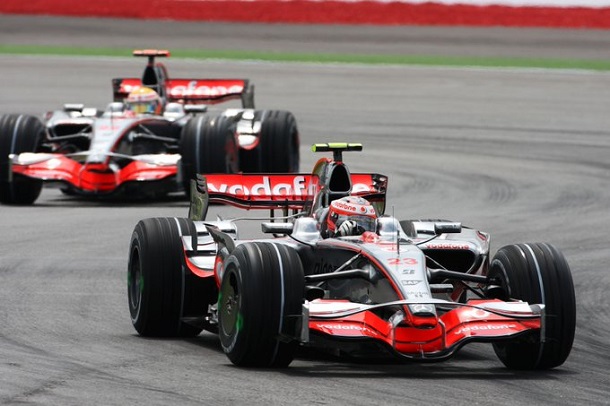 Hamilton persiguiendo a Kovalainen. Fuente: McLaren