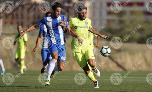 Jorge Molina puja un balón en el duelo ante el Atlético Baleares. / Foto: getafecf.com