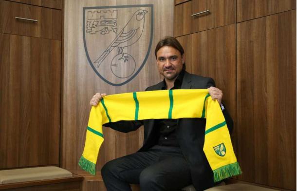 Farke posando con los colores de su nuevo equipo. Foto: Norwich City