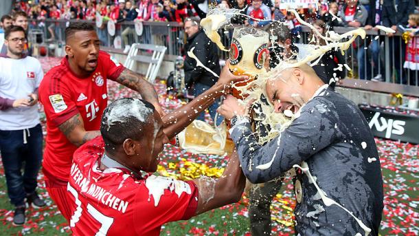 Boateng y Alaba celebran con Guardiola el título de Bundesliga (Foto de fcbayern.de)