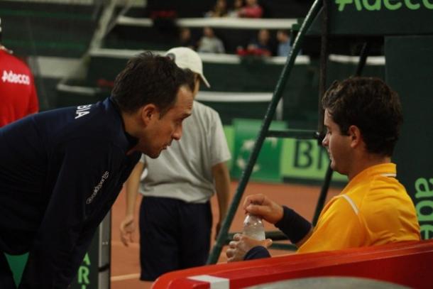 Pablo González arengando a Nicolás Mejía en el enfrentamiento entre Colombia y Argentina en los play-offs de Copa Davis 2018. Imagen: MatchTenis.