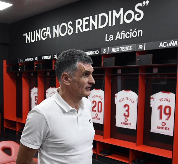 Mendilibar llegando al vestuario sevillista por primera vez. || Foto: Twitter Sevilla FC