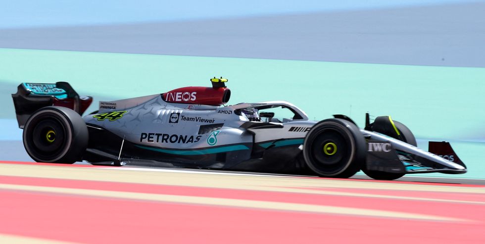 Mercedes durante los test de Bahrein sin los pontones. / Fuente: Getty Images