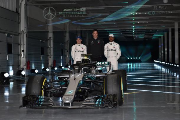 Wolff (centro) ao lado de Bottas (esq.) e Hamilton (dir.): Mercedes mantém base de 2017 (Foto: Divulgação/Mercedes AMG F1)