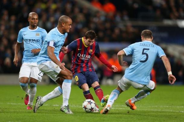 Messi dispara ante Kompany, Zabaleta y Fernandinho. Foto: Daily Mirror