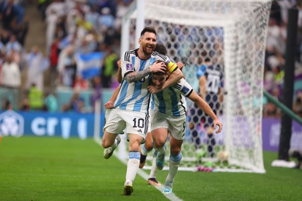 Messi celebrando el tercer gol del encuentro junto a Julián Álvarez Foto: Twitter @SelecciónArgentina