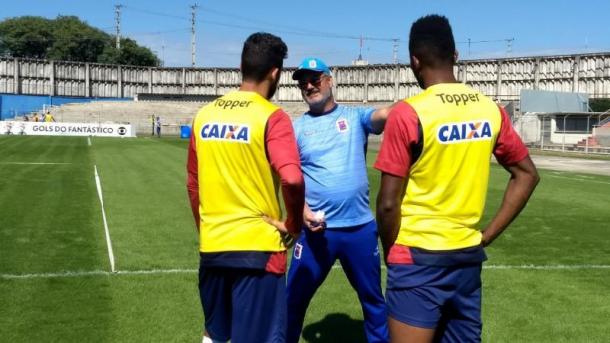 Micale explicou situação estrutural do Paraná, mas acredita em reação (Foto: Itapiran Costa/Paraná Clube)