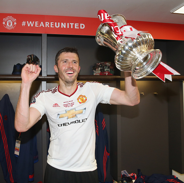 Carrick celebrates with the FA Cup | Photo: Matthew Peters/Manchester United