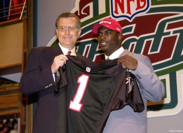 O comissário da NFL, Paul Tagliabue, posa ao lado de Michael Vick, o primeiro quarterback afro-americano selecionado na primeira escolha do draft (Foto: Getty Images)