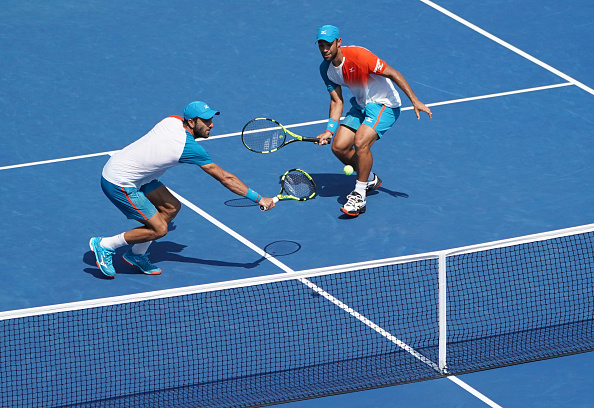 Robert Farah plays a volley (Photo: Kena Betancur/Getty Images)