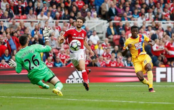 Zaha beat Friend to the ball to fire Palace back into the lead | Photo: Reuters