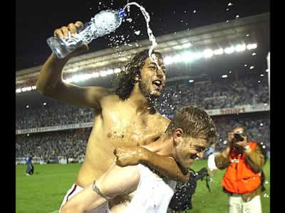 Mido celebra con Sergio la clasificación del Celta para la fase previa de la Champions (Foto: yojugueenelcelta.com)