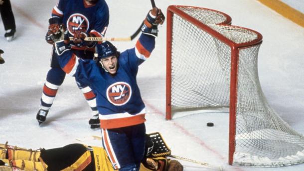 Mike Bossy celebra un gol de los Islanders / NHL.com
